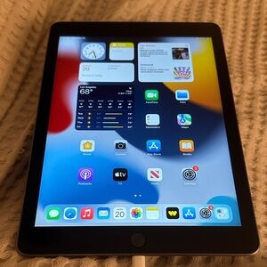 Apple iPad - Silver and Black